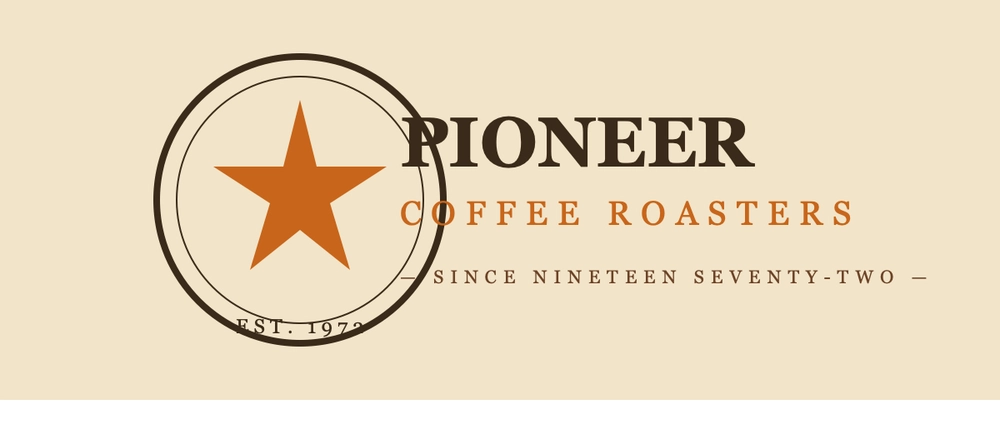 PIONEER COFFEE — レトロ・バッジロゴ（クラフト/老舗向け）